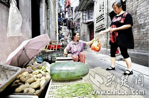 单亲妈妈卖菜保洁连轴转 每天休息不足5小时