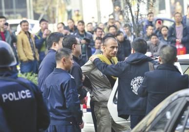 11月5日，持刀男子被制服，人质平安获救。