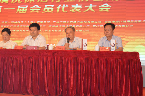 中国商业企业管理协会清洁服务商专业委员会会长刘育才先生致词